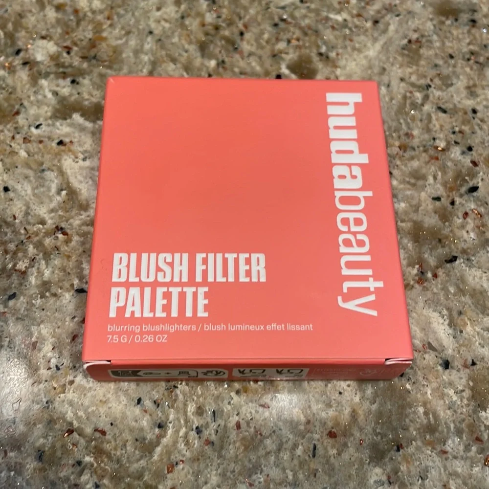 NEW HUDA BEAUTY  Blush Filter Blurring Blushlighters Palette